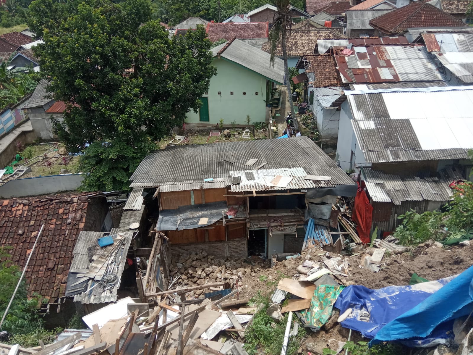Satu Rumah Warga Lampung Selatan Tertimpa Material Longsor